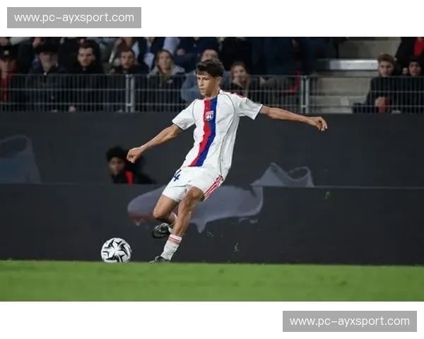 里昂六连胜收官，欧冠席位争夺中展现阵容深度与稳定性