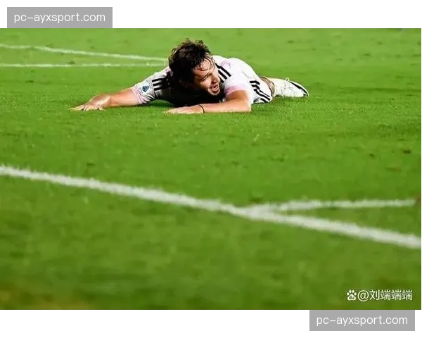 拉齐奥战平十人卡利亚里，帕莱斯特拉进球被吹引争议