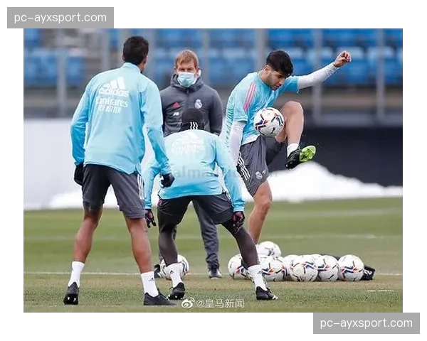 阿森纳公布对阵阿斯顿维拉赛前训练图，厄德高参与全队合练